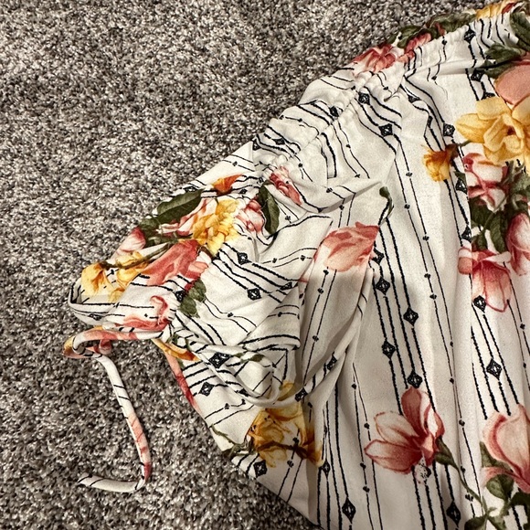 Daytrip XS women’s v neck floral  light cream base. Like new. Worn twice. - Picture 4 of 6